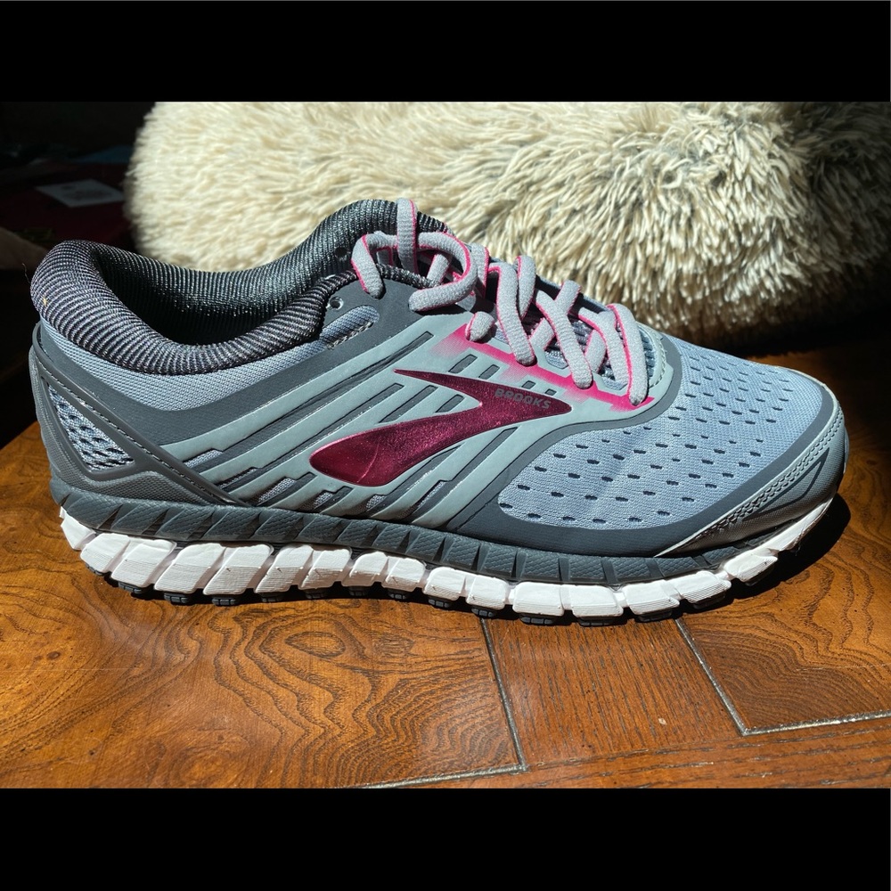 Brand new brooks running shoes